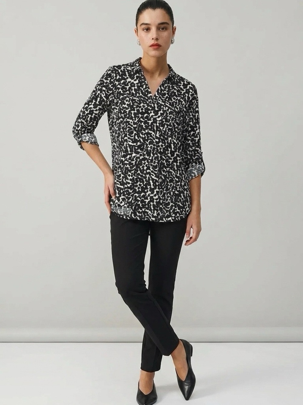 Jones New York Black and White Printed V-Neck Roll-Tab Blouse